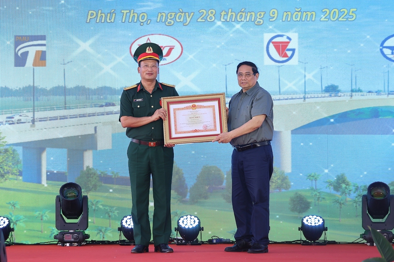 Thủ tướng: Khai thác cầu Phong Châu mới 'xứng đáng với mong mỏi và những giọt nước mắt của người dân'- Ảnh 5.