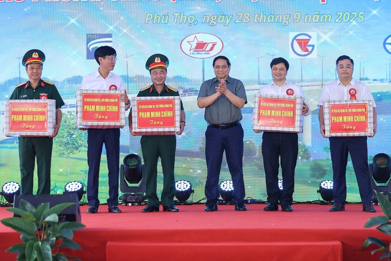 Thủ tướng: Khai thác cầu Phong Châu mới 'xứng đáng với mong mỏi và những giọt nước mắt của người dân'- Ảnh 6.