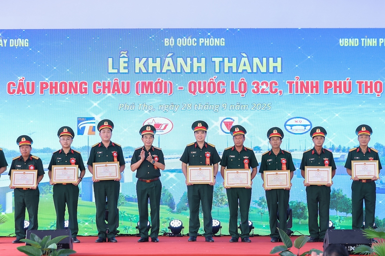 Thủ tướng: Khai thác cầu Phong Châu mới 'xứng đáng với mong mỏi và những giọt nước mắt của người dân'- Ảnh 7.