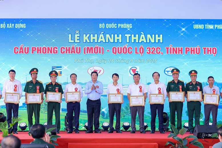 Thủ tướng: Khai thác cầu Phong Châu mới 'xứng đáng với mong mỏi và những giọt nước mắt của người dân'- Ảnh 8.