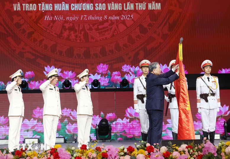Tổng Bí thư Tô Lâm trao tặng Huân chương Sao Vàng lần thứ 5 cho lực lượng Công an nhân dân tại Lễ kỷ niệm 80 năm Ngày Truyền thống Công an nhân dân (19/8/1945-19/8/2025) và 20 năm Ngày hội toàn dân bảo vệ An ninh Tổ quốc (19/8/2005-19/8/2025)