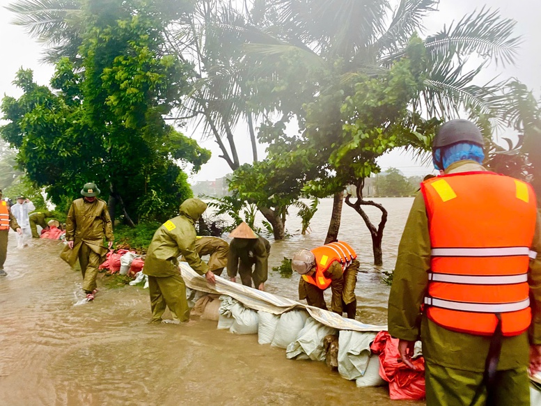 Thanh Hóa: Lực lượng công an hỗ trợ, giải cứu nhiều trường hợp gặp nguy hiểm trong bão số 10- Ảnh 2.