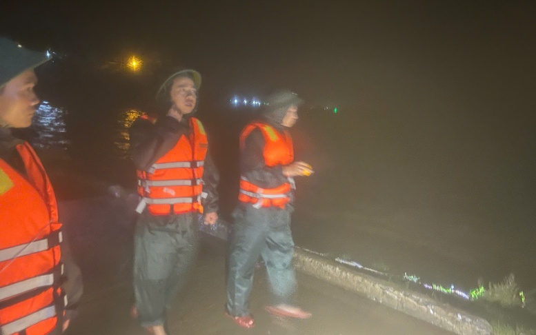 Quảng Trị:  2 tàu cá gặp sự cố trên sông Gianh, khẩn trương tìm kiếm 9 thuyền viên mất tích