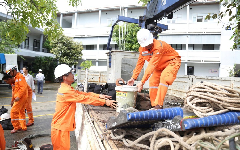 EVNCPC huy động gần 350 nhân lực hỗ trợ khắc phục bão số 10 tại Quảng Trị và Hà Tĩnh