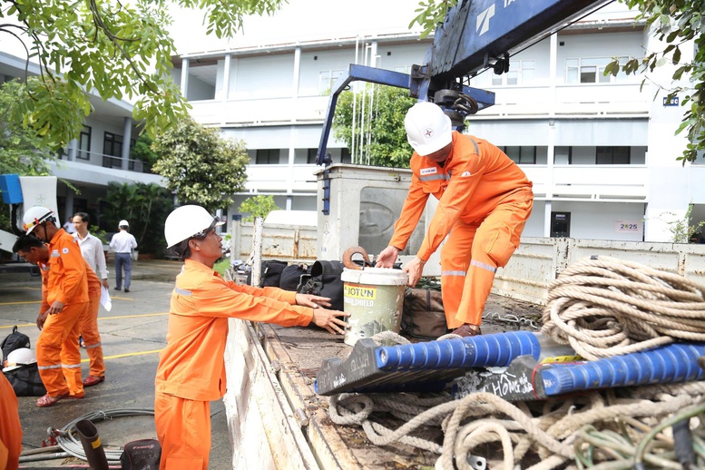 EVNCPC huy động gần 350 nhân lực hỗ trợ khắc phục bão số 10 tại Quảng Trị và Hà Tĩnh- Ảnh 2.