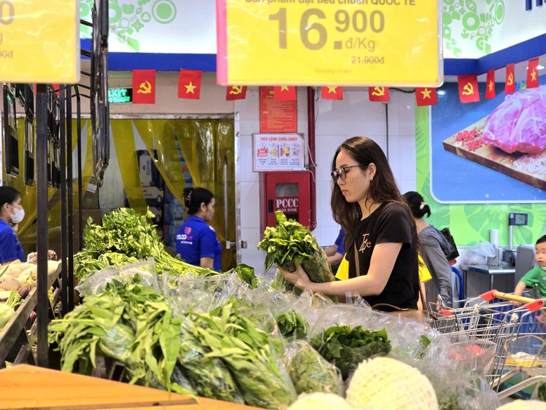Saigon Co.op giảm giá thực phẩm đến 33% để san sẻ cùng người dân chống bão số 10- Ảnh 1.