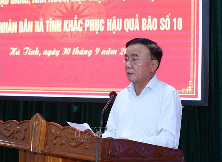 Thường trực Ban Bí thư thăm, động viên nhân dân Hà Tĩnh khắc phục hậu quả bão số 10- Ảnh 1.