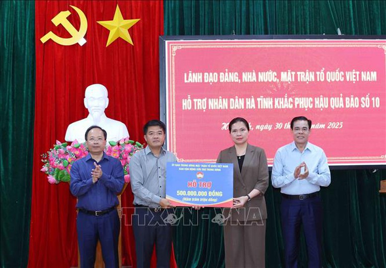 Thường trực Ban Bí thư thăm, động viên nhân dân Hà Tĩnh khắc phục hậu quả bão số 10- Ảnh 2.
