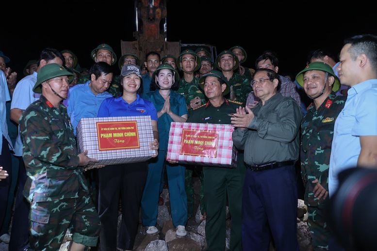 Thủ tướng viếng những người thiệt mạng, thăm hỏi người dân bị thiệt hại do lốc xoáy tại Ninh Bình- Ảnh 6.