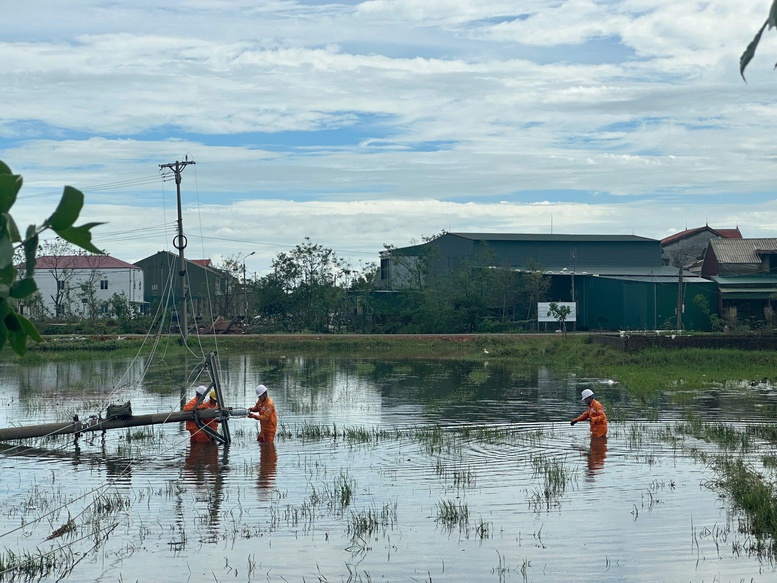 EVNNPC khôi phục và cấp điện trở lại cho trên 1,8 triệu khách hàng bị ảnh hưởng của bão số 10- Ảnh 1.