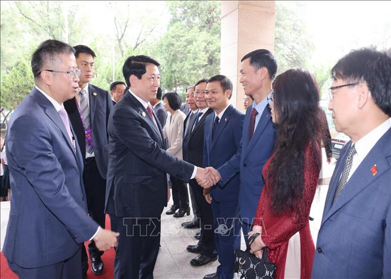 Chủ tịch nước Lương Cường gặp gỡ cộng đồng người Việt Nam tại Trung Quốc- Ảnh 1.