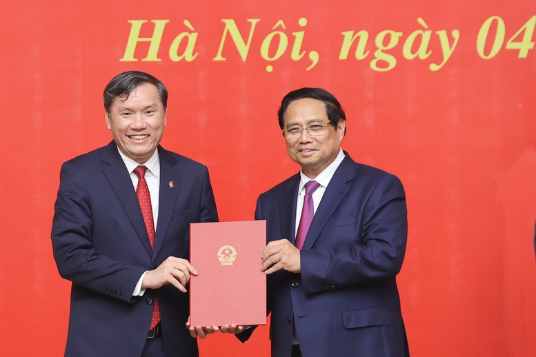 Thủ tướng trao quyết định bổ nhiệm lãnh đạo 8 bộ, cơ quan- Ảnh 4.