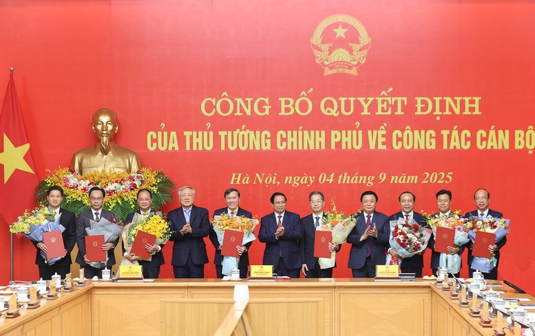 នាយករដ្ឋមន្ត្រីបង្ហាញសេចក្តីសម្រេចតែងតាំងថ្នាក់ដឹកនាំក្រសួងស្ថាប័នចំនួន៨ - រូបថត ១៣. Thủ tướng trao quyết định bổ nhiệm lãnh đạo 8 bộ, cơ quan- Ảnh 13.
