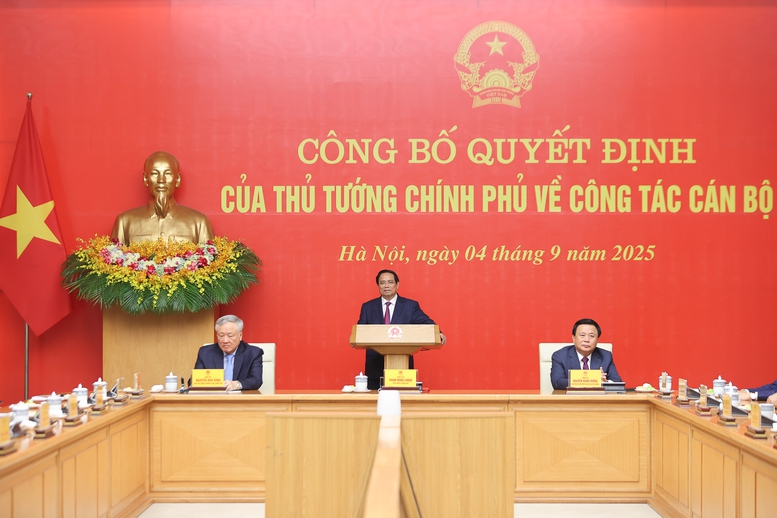Thủ tướng trao quyết định bổ nhiệm lãnh đạo 8 bộ, cơ quan- Ảnh 1.