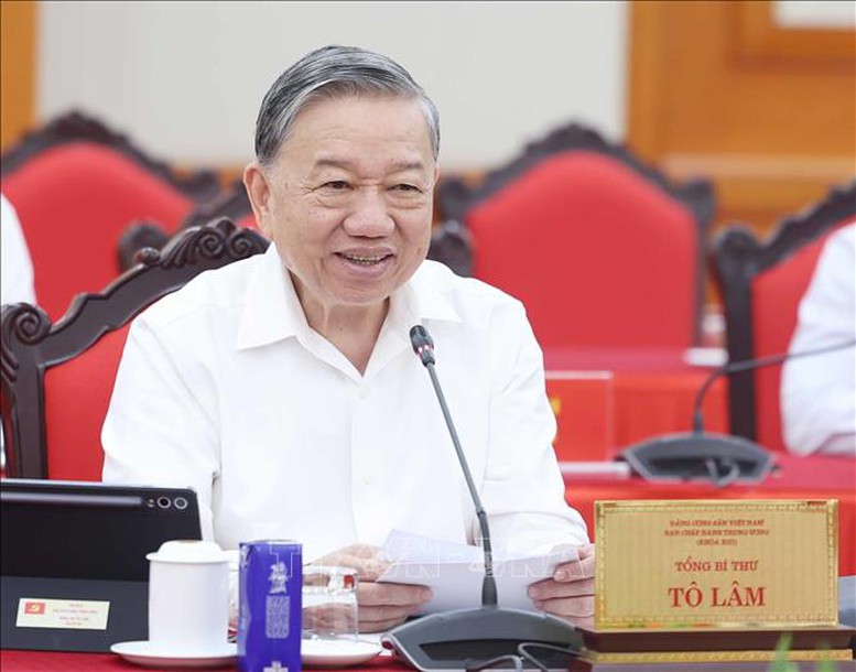 Bộ Chính trị cho ý kiến về công tác chuẩn bị Đại hội Đảng bộ MTTQ, các đoàn thể Trung ương- Ảnh 2. Tổng Bí thư đề nghị Ban Thường vụ Đảng ủy MTTQ, các đoàn thể Trung ương tiếp thu ý kiến của các đồng chí Ủy viên Bộ Chính trị, ý kiến góp ý của các ban, bộ, ngành để hoàn thiện văn kiện và phương án nhân sự, tiếp tục chuẩn bị chu đáo để tổ chức thành công Đại hội Đảng bộ nhiệm kỳ 2025-2030 - Ảnh: TTXVN