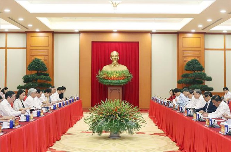 Bộ Chính trị cho ý kiến về công tác chuẩn bị Đại hội Đảng bộ MTTQ, các đoàn thể Trung ương- Ảnh 1. Tổng Bí thư Tô Lâm chủ trì cuộc làm việc của Bộ Chính trị với Ban Thường vụ Đảng ủy MTTQ Việt Nam, các đoàn thể Trung ương - Ảnh: Báo Nhân dân