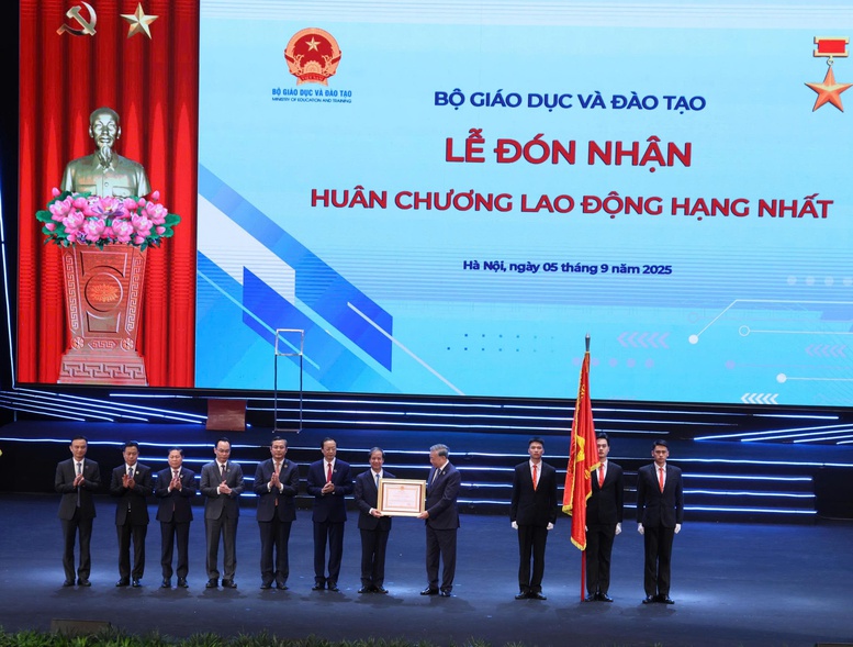 TỔNG THUẬT: Lễ khai giảng đặc biệt của 1,6 triệu thầy, cô và gần 26 triệu học sinh, sinh viên- Ảnh 12. TỔNG THUẬT: Lễ khai giảng đặc biệt của 1,6 triệu thầy, cô và gần 26 triệu học sinh, sinh viên- Ảnh 12.