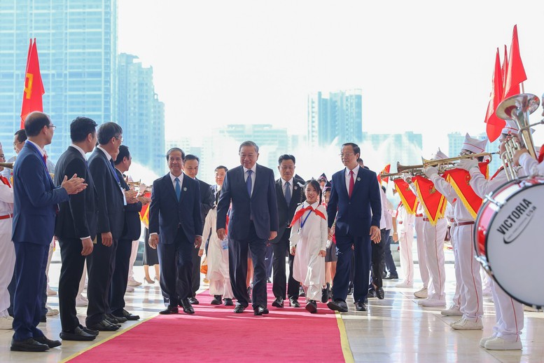 TỔNG THUẬT: Lễ khai giảng đặc biệt của 1,6 triệu thầy, cô và gần 26 triệu học sinh, sinh viên- Ảnh 2. TỔNG THUẬT: Lễ khai giảng đặc biệt của 1,6 triệu thầy, cô và gần 26 triệu học sinh, sinh viên- Ảnh 2.