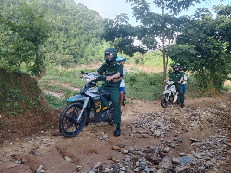Lính biên phòng cõng các em nhỏ vượt suối đến trường trong Ngày khai giảng- Ảnh 3.