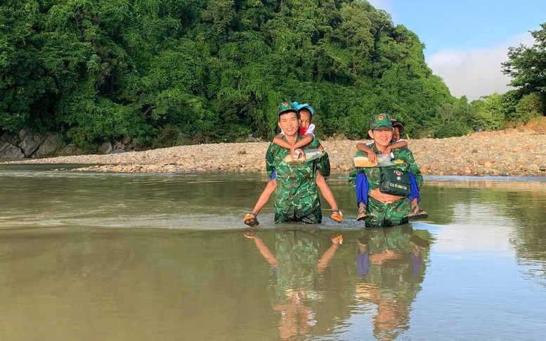Lính biên phòng cõng các em nhỏ vượt suối đến trường trong Ngày khai giảng