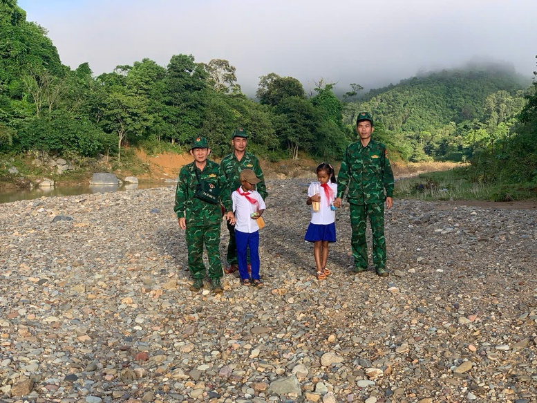 Lính biên phòng cõng các em nhỏ vượt suối đến trường trong Ngày khai giảng- Ảnh 4.