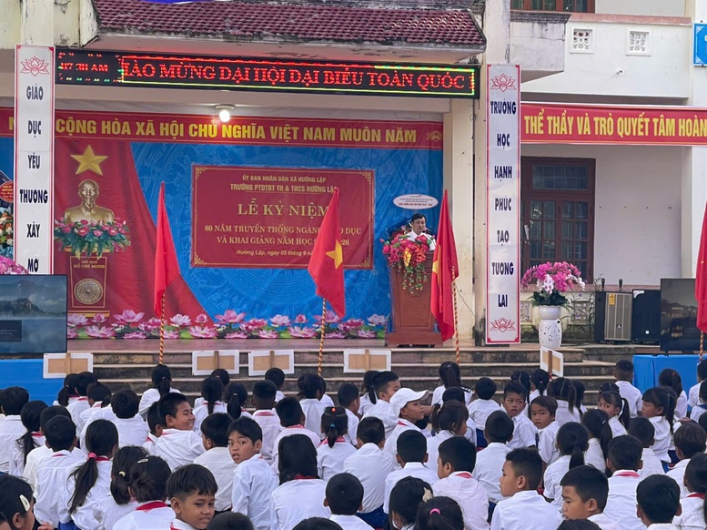 Lính biên phòng cõng các em nhỏ vượt suối đến trường trong Ngày khai giảng- Ảnh 7.