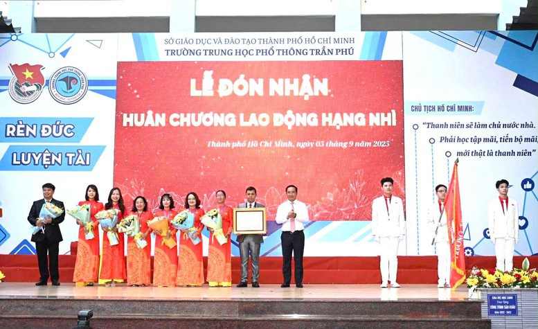 Không khí hân hoan khai giảng năm học mới lan tỏa khắp mọi miền Tổ quốc- Ảnh 6.