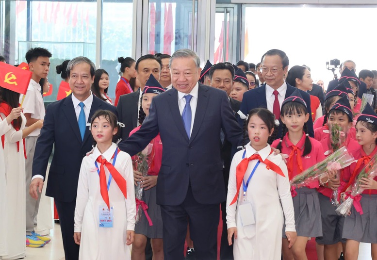 TỔNG THUẬT: Lễ khai giảng đặc biệt của 1,6 triệu thầy, cô và gần 26 triệu học sinh, sinh viên- Ảnh 9. TỔNG THUẬT: Lễ khai giảng đặc biệt của 1,6 triệu thầy, cô và gần 26 triệu học sinh, sinh viên- Ảnh 9.