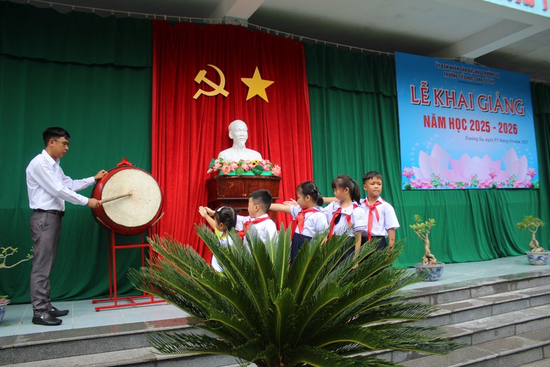 Không khí hân hoan khai giảng năm học mới lan tỏa khắp mọi miền Tổ quốc- Ảnh 17.