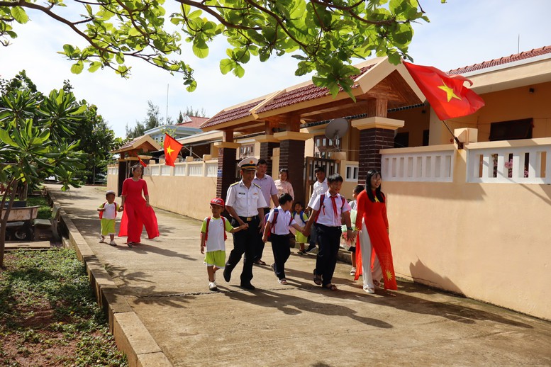 Không khí hân hoan khai giảng năm học mới lan tỏa khắp mọi miền Tổ quốc- Ảnh 16.