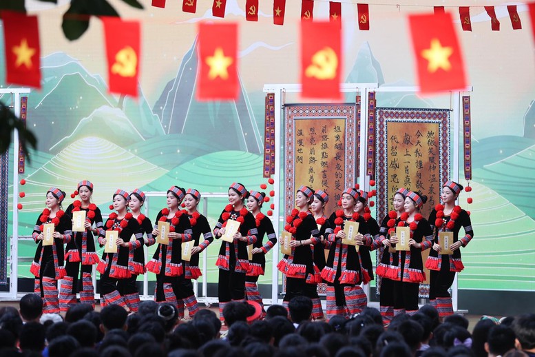 Không khí hân hoan khai giảng năm học mới lan tỏa khắp mọi miền Tổ quốc- Ảnh 26.