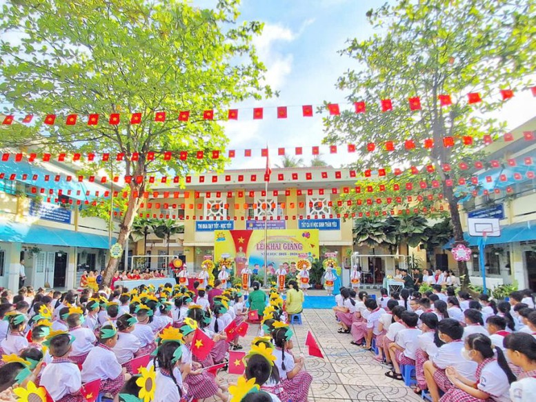 Không khí hân hoan khai giảng năm học mới lan tỏa khắp mọi miền Tổ quốc- Ảnh 11.