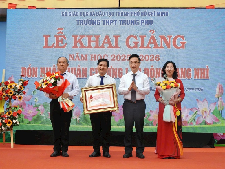 Không khí hân hoan khai giảng năm học mới lan tỏa khắp mọi miền Tổ quốc- Ảnh 8.