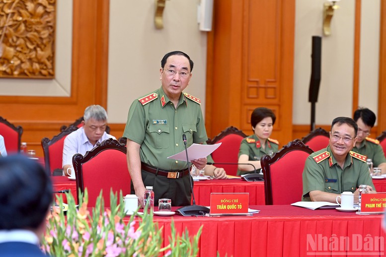 Tổng Bí thư Tô Lâm chủ trì cuộc làm việc của Bộ Chính trị với Ban Thường vụ Đảng ủy Công an Trung ương- Ảnh 3. Thượng tướng Trần Quốc Tỏ, Phó Bí thư Đảng ủy Công an Trung ương, Thứ trưởng Công an trình bày báo cáo tại cuộc làm việc - Ảnh: Báo Nhân dân