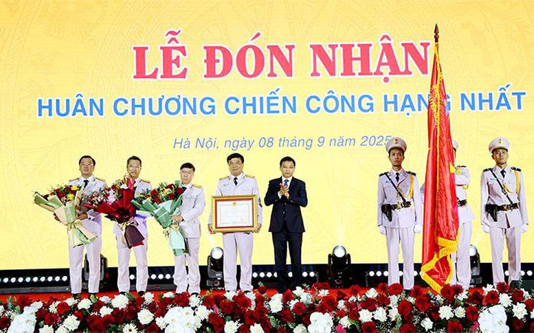 Hải quan đón nhận Huân chương Chiến công hạng Nhất nhân kỷ niệm 80 năm ngày truyền thống