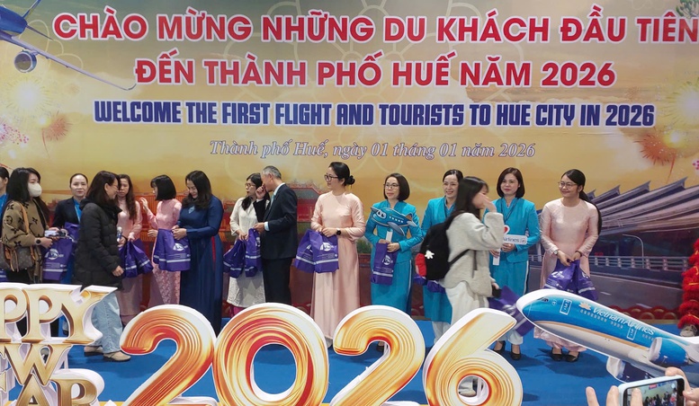 Các địa phương miền Trung tưng bừng chào đón du khách đầu tiên năm 2026- Ảnh 2. Các địa phương miền Trung tưng bừng chào đón du khách đầu tiên năm 2026- Ảnh 2.