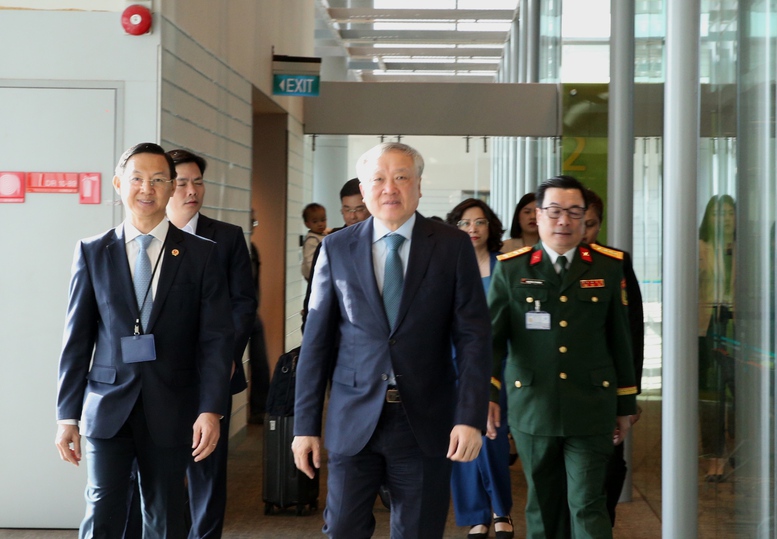 Phó Thủ tướng Thường trực Chính phủ Nguyễn Hòa Bình tới Singapore- Ảnh 2. Phó Thủ tướng Thường trực Chính phủ Nguyễn Hòa Bình tới Singapore- Ảnh 2.