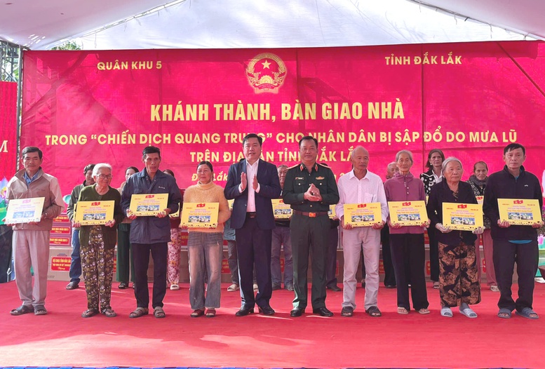 Quân khu 5 hoàn thành thắng lợi Chiến dịch Quang Trung, trao 610 căn nhà mới cho nhân dân- Ảnh 2.