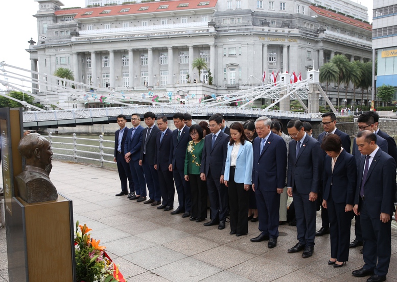 Phó Thủ tướng Thường trực Nguyễn Hòa Bình dâng hoa tại Tượng đài Chủ tịch Hồ Chí Minh ở Singapore- Ảnh 1. Phó Thủ tướng Thường trực Nguyễn Hòa Bình dâng hoa tại Tượng đài Chủ tịch Hồ Chí Minh ở Singapore- Ảnh 1.