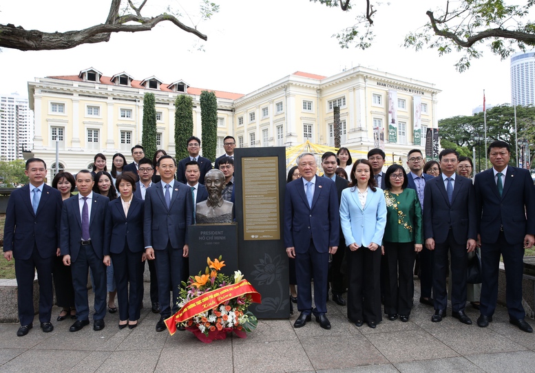 Phó Thủ tướng Thường trực Nguyễn Hòa Bình dâng hoa tại Tượng đài Chủ tịch Hồ Chí Minh ở Singapore- Ảnh 2. Phó Thủ tướng Thường trực Nguyễn Hòa Bình dâng hoa tại Tượng đài Chủ tịch Hồ Chí Minh ở Singapore- Ảnh 2.