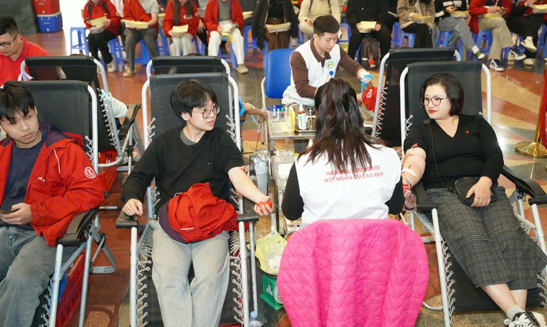 Chủ nhật Đỏ vận động được hàng trăm nghìn đơn vị máu cứu người bệnh- Ảnh 1. Chủ nhật Đỏ vận động được hàng trăm nghìn đơn vị máu cứu người bệnh- Ảnh 1.