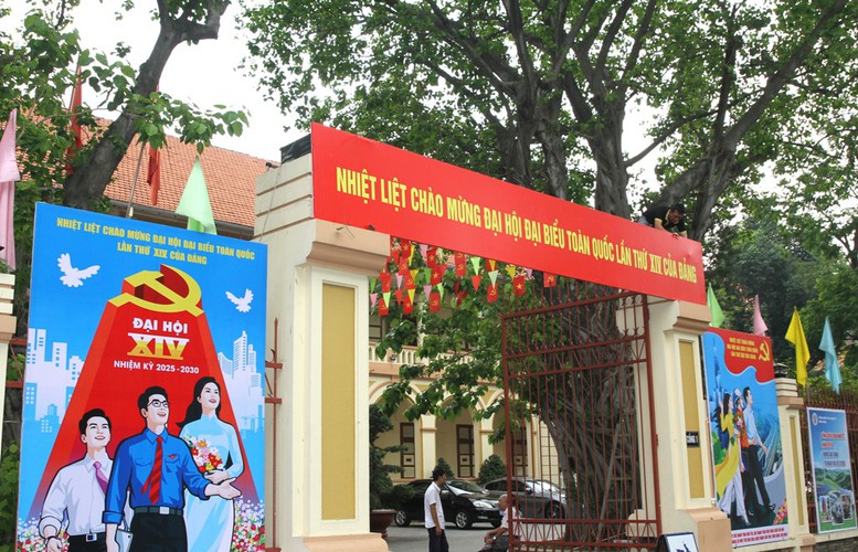 Rực rỡ cờ, hoa ch&agrave;o mừng Đại hội XIV của Đảng- Ảnh 6.