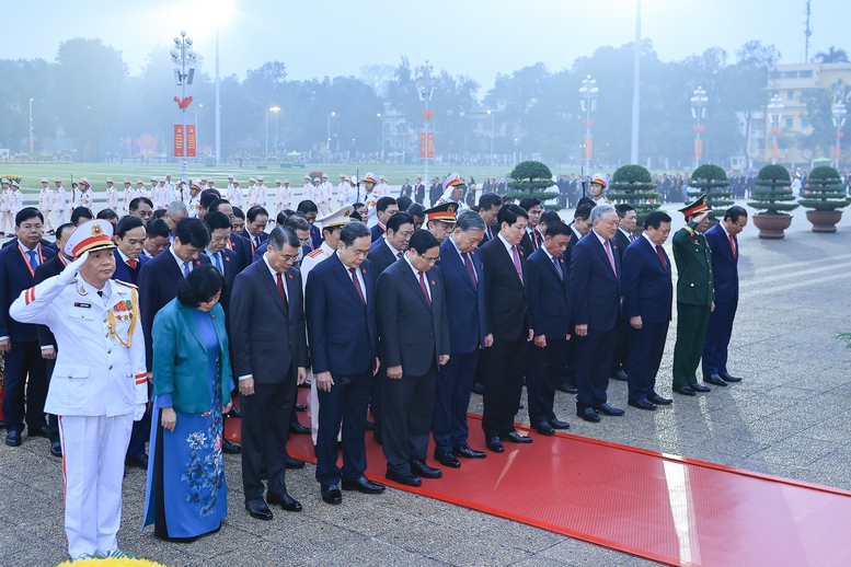 Đại biểu dự Đại hội Đảng lần thứ XIV vào Lăng viếng Chủ tịch Hồ Chí Minh- Ảnh 3.