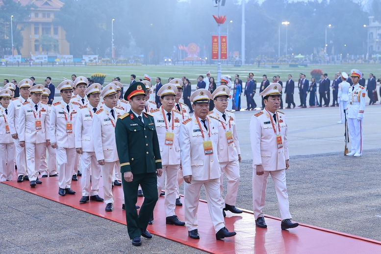 Đại biểu dự Đại hội Đảng lần thứ XIV vào Lăng viếng Chủ tịch Hồ Chí Minh- Ảnh 6.