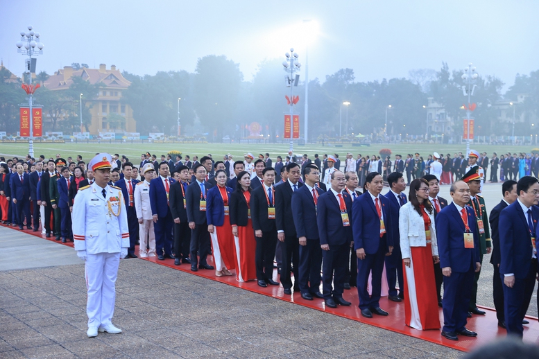 Đại biểu dự Đại hội Đảng lần thứ XIV vào Lăng viếng Chủ tịch Hồ Chí Minh- Ảnh 9.