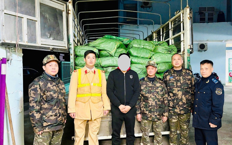 Hải quan chặn đứng thực phẩm đông lạnh và thuốc lá nhập lậu