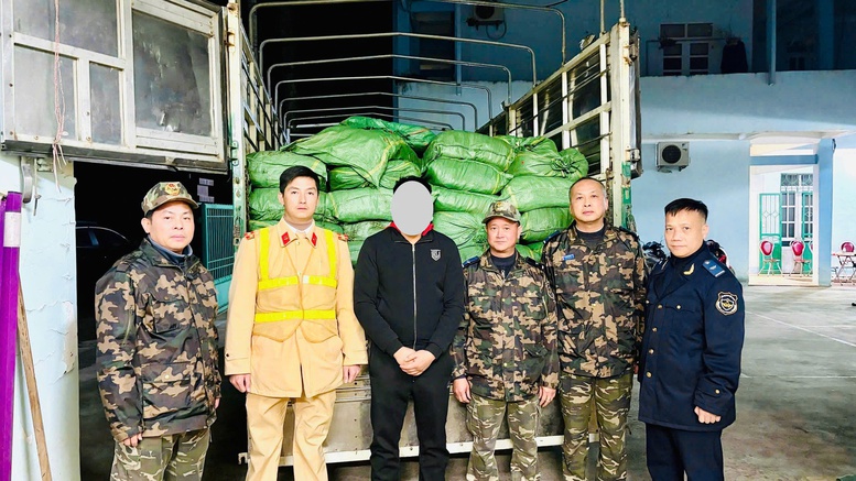 Hải quan chặn đứng thực phẩm đông lạnh và thuốc lá nhập lậu- Ảnh 2.