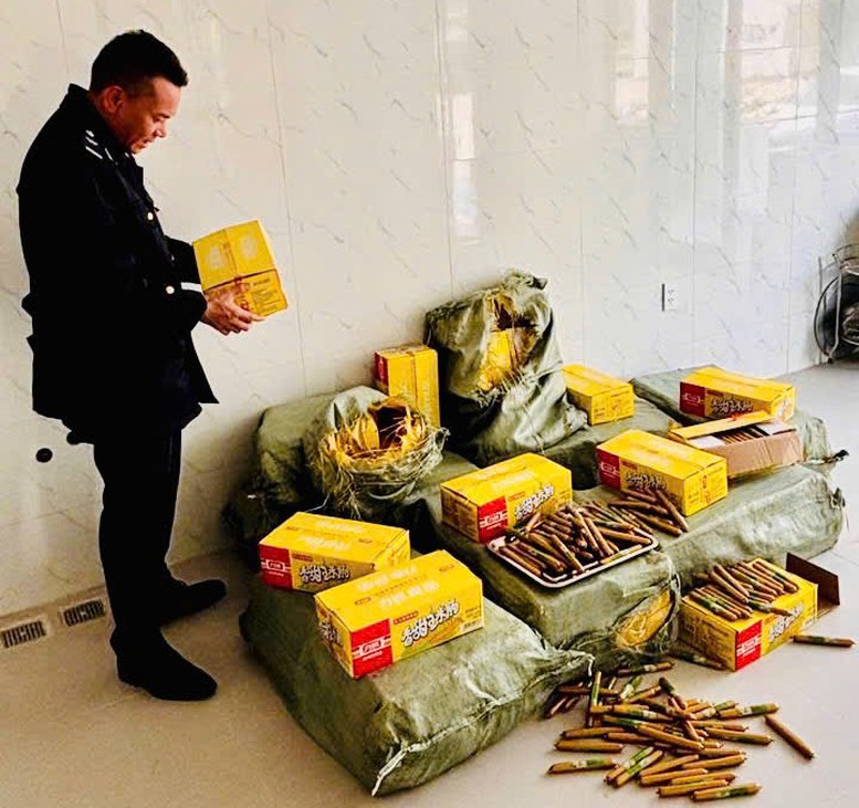 Hải quan chặn đứng thực phẩm đông lạnh và thuốc lá nhập lậu- Ảnh 1.