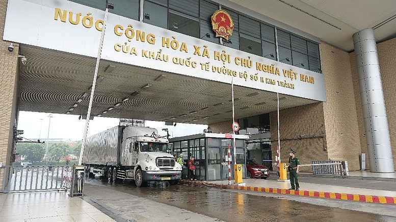 Cửa khẩu ‘mở hàng’ thông quan rộn ràng dịp đầu năm- Ảnh 2.