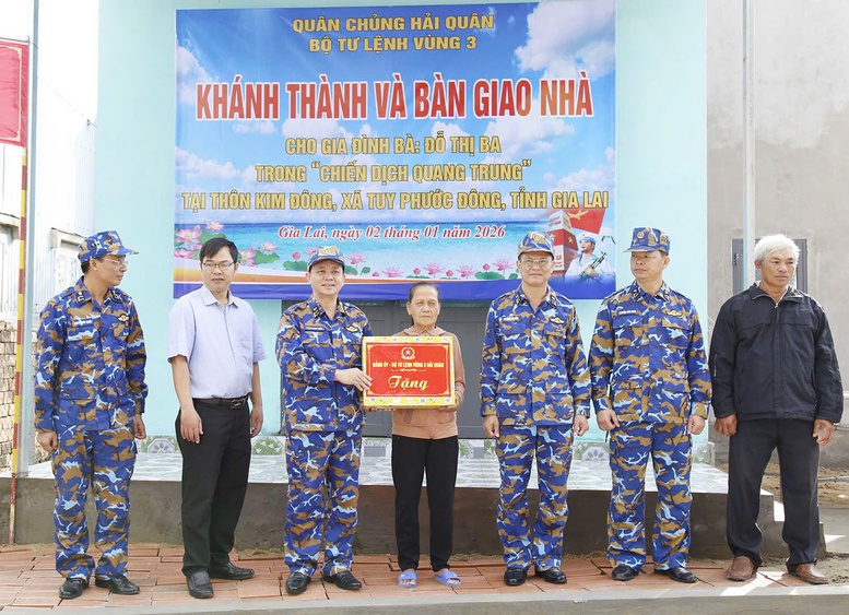 Thi công vượt tiến độ, Vùng 3 Hải quân sớm bàn giao nhà cho người dân vùng lũ Gia Lai- Ảnh 1.